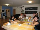 Jugendliche beim gemeinsamen Abendessen